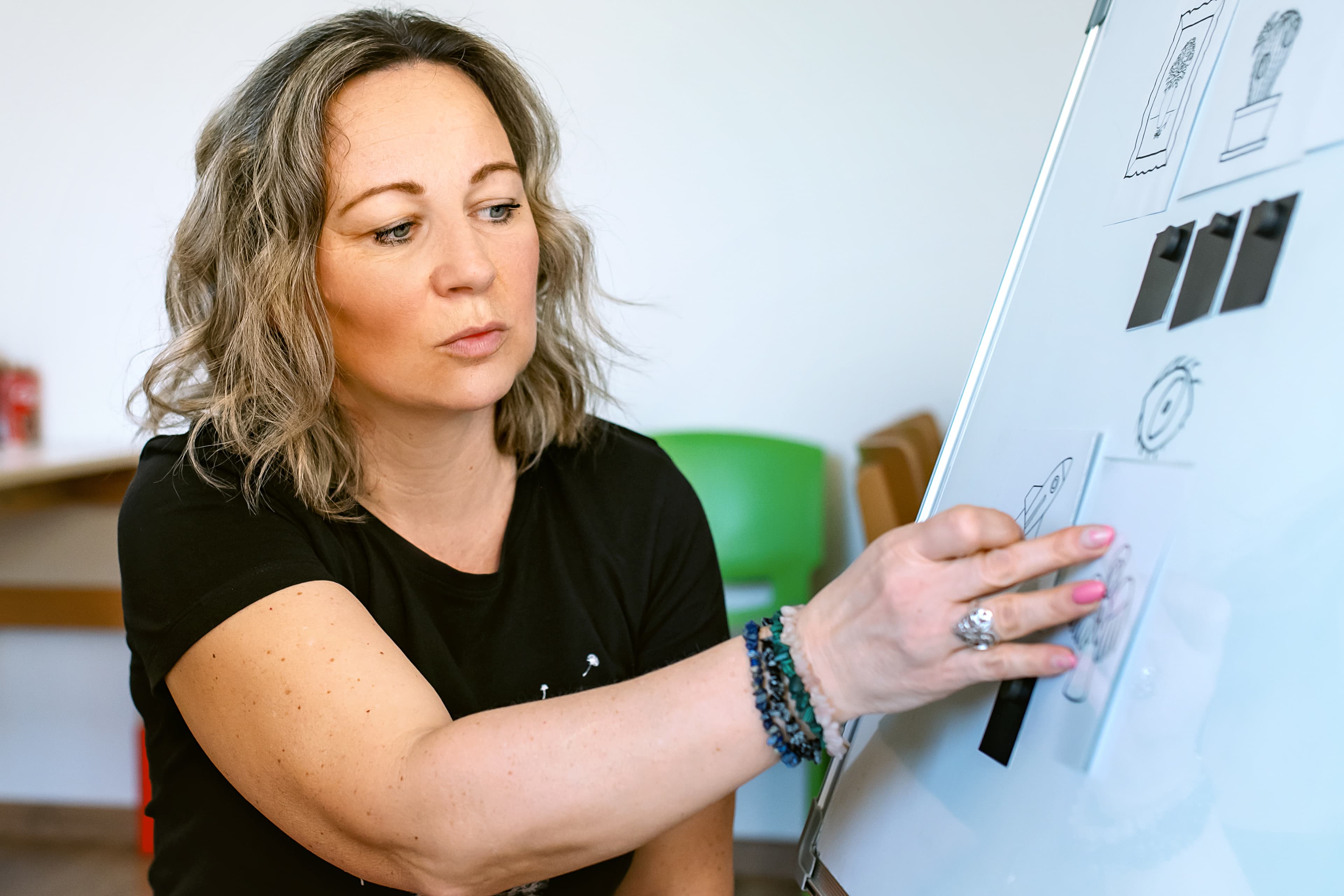 Silvia Golianová pri práci s edukačnými materiálmi